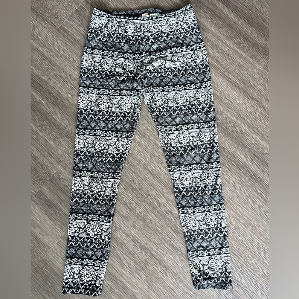 Pink Republic black & white print leggings